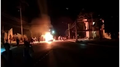 Manifestantes quemaron cede del PCC en Morón. (Captura de pantalla © Facebook)