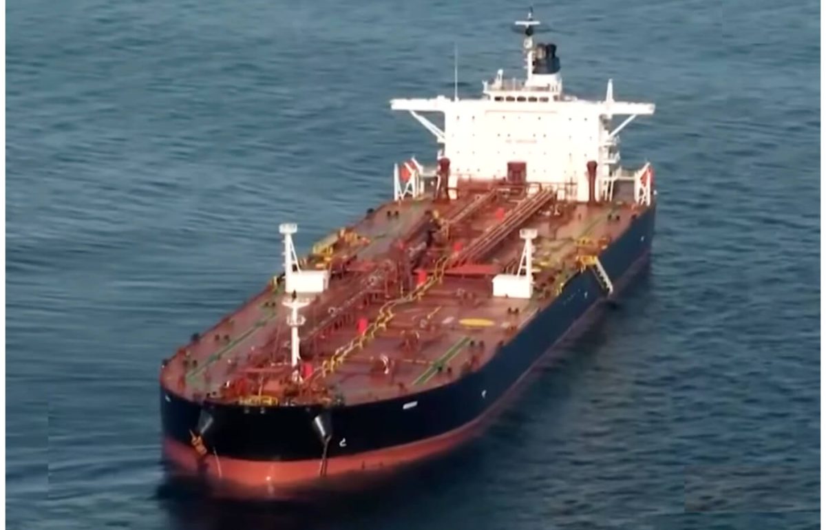 Buque petrolero ruso. Imagen de referencia. (Captura de pantalla © El Heraldo de México- YouTube)