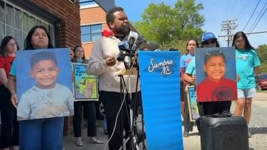 Activistas denunciaron que la familia no fue sometida a un debido proceso antes de ser expulsada del país. (Captura de pantalla © Telemundo 51)