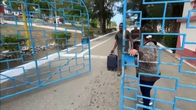 Momento en el que algunos presos son liberados en Cuba. (Captura de pantalla © Noticias Telemundo-YouTube)