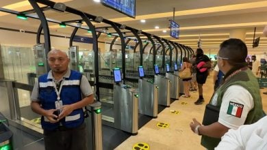 Autoridades migratorias en un aeropuerto de México. (Captura de pantalla © INAMI Mx-YouTube)