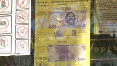 Cartel anunciando la llegada de los nuevos billetes. (Captura de pantalla © EL PAIS-YouTube)