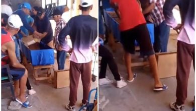 La escasez provoca que los ataúdes tengan que completarse con cartón. (Captura de pantalla © La Tijera-Facebook)