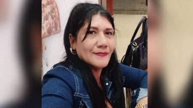 La mujer se dirigía a la policía para atender un asunto relacionado con su agresor. (Foto © Nio reportando un crimen-Facebook)