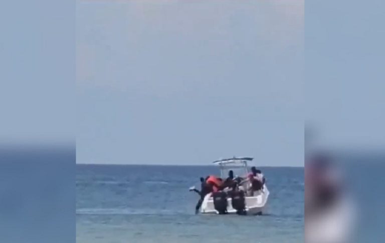 Captan en video una salida ilegal desde Pinar del Río: fingían ser bañistas