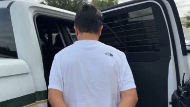 Las autoridades arrestaron a varias personas involucradas. (Captura de pantalla © Telemundo 51)