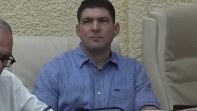 El nieto de Raúl, conocido como El Cangrejo, durante una reunión de funcionarios. (Captura de pantalla © Noticias Telemundo-YouTube)