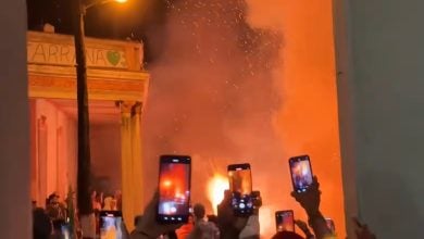 El uso de pirotecnia es común durante las parrandas de Sancti Spíritus. (Captura de pantalla © Yasmín Garay-YouTube)