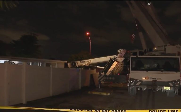 Grúa se desploma en Hialeah y causa pánico en zona residencial