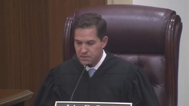 El juez cubanoamericano John D. Couriel. (Captura de pantalla © Matthew Weidner Florida Attorney-YouTube)