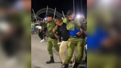 Los militares fueron vistos caminando con dificultad en las calles. (Captura de pantalla © Eliecer Ávila-Instagram)