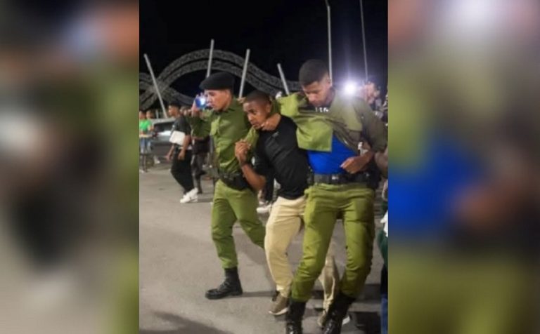 Boinas Negras son grabados ebrios en Cienfuegos: reciben burlas en las calles