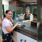 Momento en el que la Cadeca entregó la “impresionante” cantidad de 50 dólares. (Foto © Fincimex S.A-Facebook)