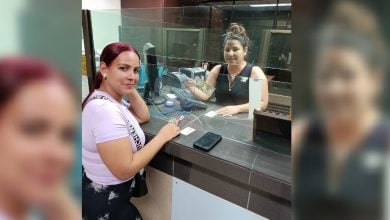 Momento en el que la Cadeca entregó la “impresionante” cantidad de 50 dólares. (Foto © Fincimex S.A-Facebook)