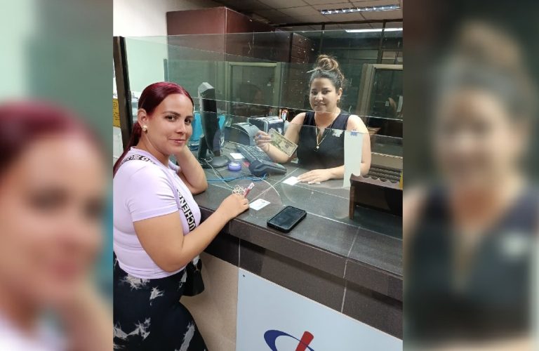 Cadeca entrega los primeros dólares en efectivo recibidos como remesas