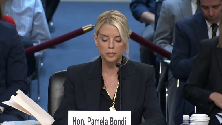 Trump destituye a Pam Bondi como titular del DOJ tras tropiezos judiciales