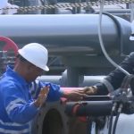 Petróleo siendo descargado en la Isla. (Captura de pantalla © Canal Caribe-YouTube)