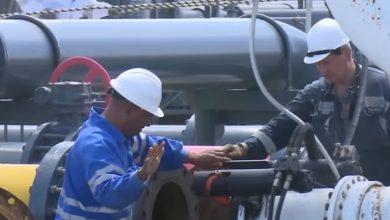 Petróleo siendo descargado en la Isla. (Captura de pantalla © Canal Caribe-YouTube)