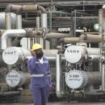 Imagen ilustrativa de una de las instalaciones petroleras de Sonangol. (Captura de pantalla africanews-YouTube)