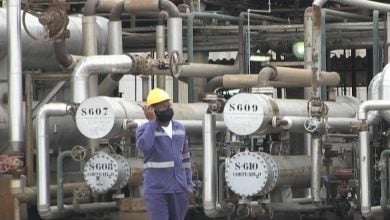 Imagen ilustrativa de una de las instalaciones petroleras de Sonangol. (Captura de pantalla africanews-YouTube)