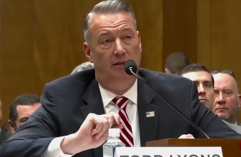 Renuncia director de ICE en medio de escándalo por muertes de migrantes