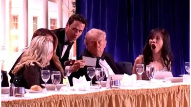 Momentos antes del tiroteo, el presidente recibió una tarjeta con instrucciones. (Captura de pantalla © DWS News- YouTube)