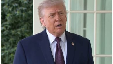 Trump argumentó que las fake news cambiaron el sentido de su publicación. (Captura de pantalla © PBS News Hours- YouTube)