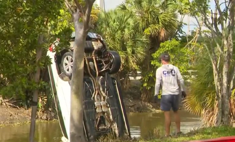 Hallan un Mercedes-Benz hundido en un canal de Hialeah
