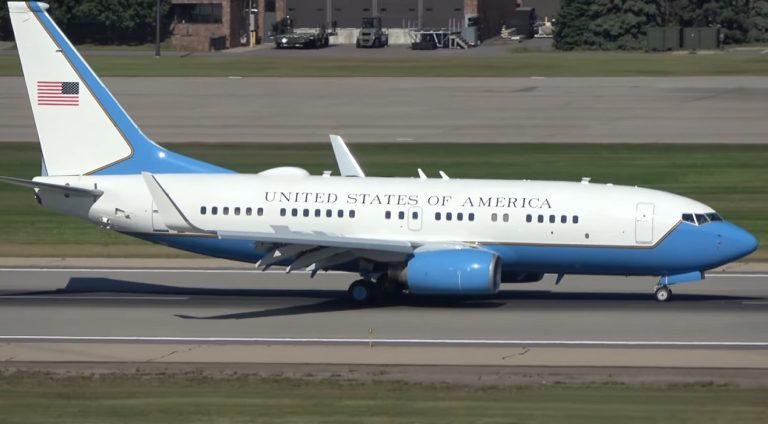 Avión oficial usado por altos funcionarios de EEUU llega a La Habana