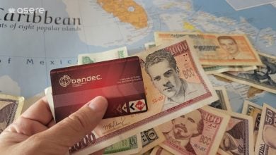 Foto ilustrativa de una tarjeta magnetica y pesos cubanos. (Foto © Asere Noticias)
