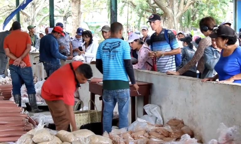 Cancelan feria de alimentos en Las Tunas mientras el régimen mueve guaguas para Raúl Castro