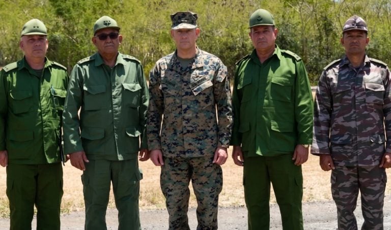 Jefe del Comando Sur se reúne con alto general castrista en Guantánamo