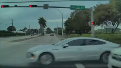Segundos antes del letal impacto. (Captura de pantalla © WPLG Local 10-YouTube)