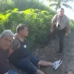 Momento en el que se llevó a cabo el arresto de varias personas involucradas. (Captura de pantalla © Telemundo 51)