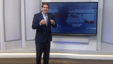 El periodista estatal Jorge Legañoa sostiene que Trump podría esperar a esa importante fecha para lanzar más “sorpresas”. (Captura de pantalla © Canal Caribe-YouTube)