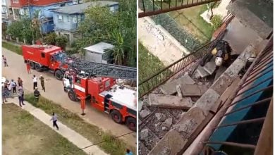 La mujer quedó colgada del barandal al caer la escalera bajo sus pies. (Captura de pantalla © Danay070- TikTok)