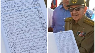 El número de carnet del dictador castrista quedó expuesto, junto con los de su séquito. (Captura de pantalla © Presidencia de Cuba)