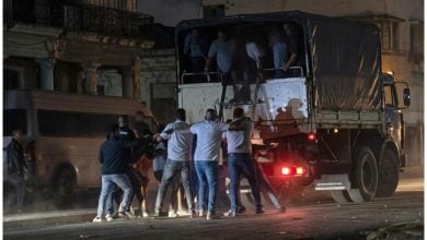 Los manifstantes fueron recogidos por la Seguridad del Estado y enfrentarán cargos. (Captura de pantalla © William Ricardo Exposito – Facebook)