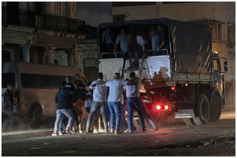 Régimen responde con represión violenta a protestas por apagones