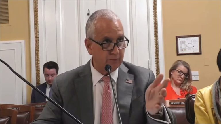 Congresista Díaz-Balart pide revisar estatus migratorio de familiares de Alejandro Castro Espín