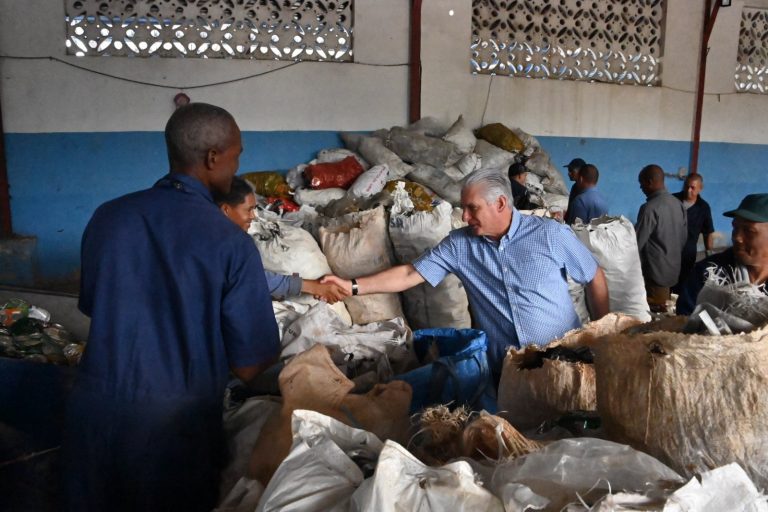  Díaz-Canel quiere generar “ingresos millonarios” con la basura de La Habana