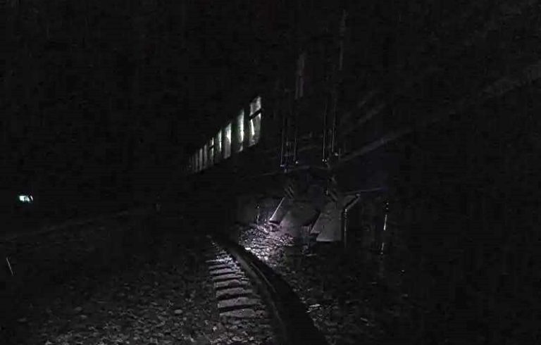 Tren con 900 personas a bordo se descarrila en Cuba