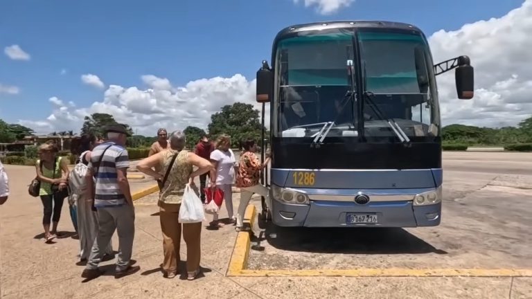 Comisión estatal decidirá quién puede comprar pasajes para viajar en ómnibus y trenes nacionales