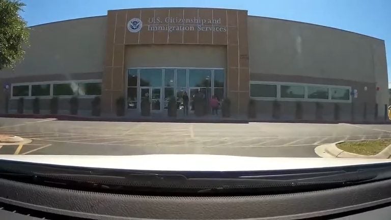 Juez federal obliga a USCIS a procesar trámites detenidos como residencias, naturalización y permisos de trabajo