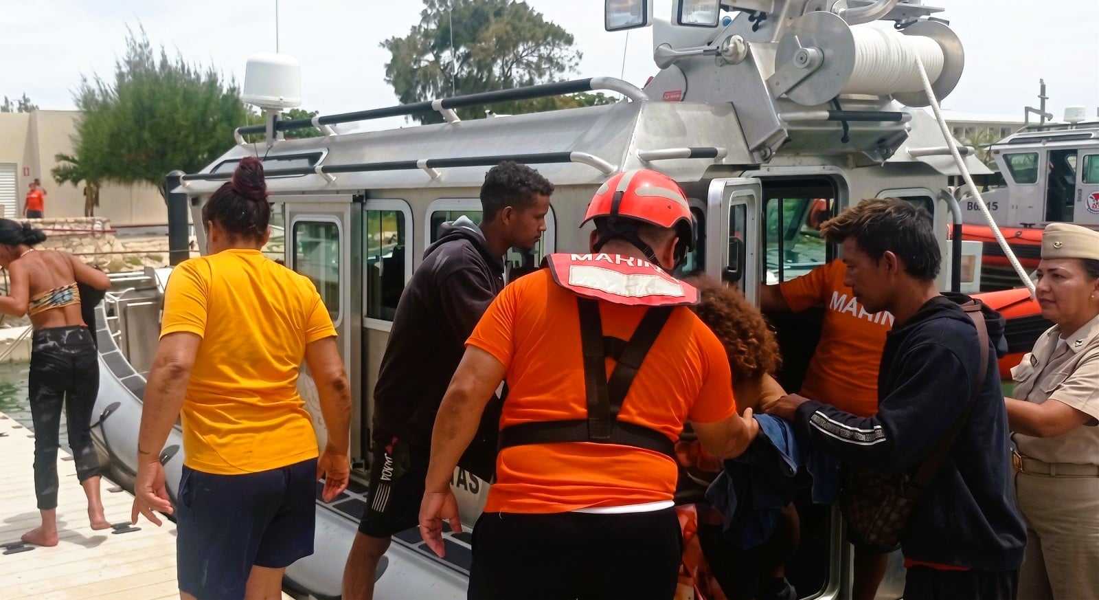 Primeras imágenes del rescate de los balseros cubanos encontrados con vida frente a Yucatán