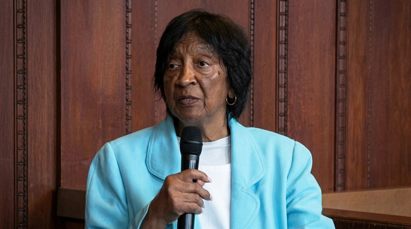 Navi Pillay, de 85 años, fue jueza de la Corte Penal Internacional y también presidió el Tribunal Penal Internacional para Ruanda. (Captura de pantalla mejorada © Guardian News - YouTube)
